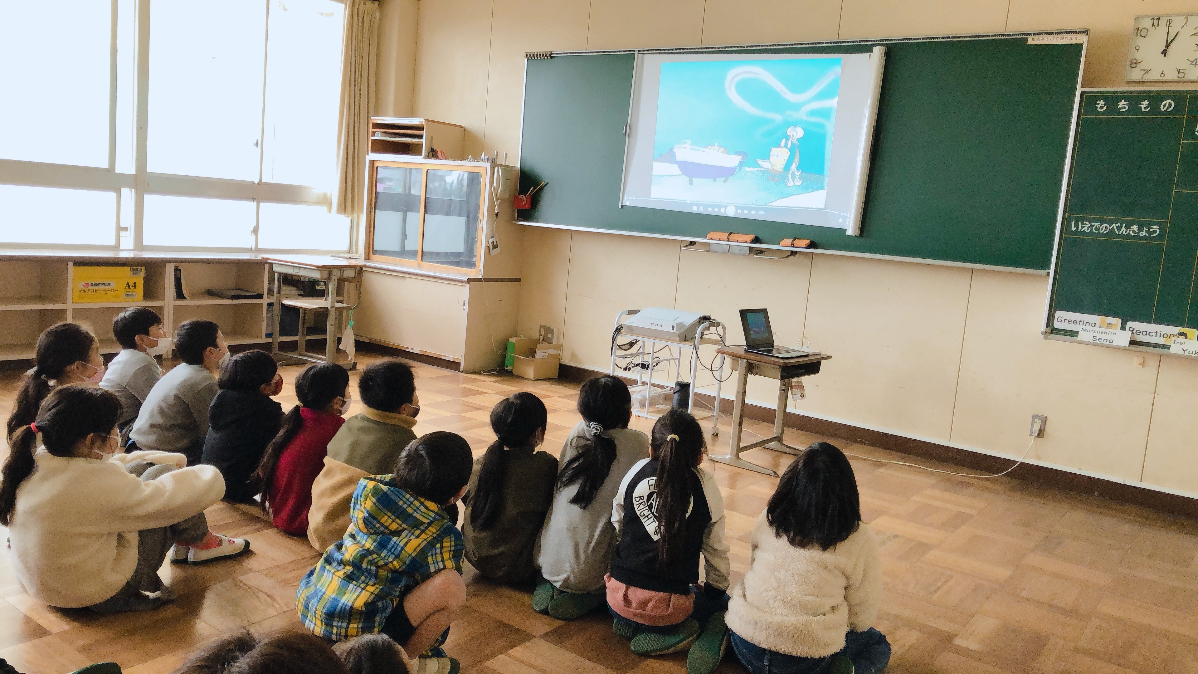 英語科通信 スポンジボブ 雨の日上映会 相良小学校